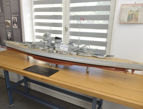 La Ville prête une superbe maquette de navire de guerre à la Marine nationale