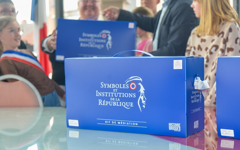 Apprendre les symboles de la République de manière ludique pour les écoliers
