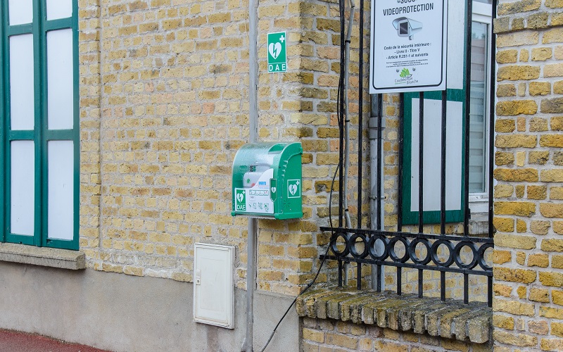 Défibrillateur au Maître de Poste